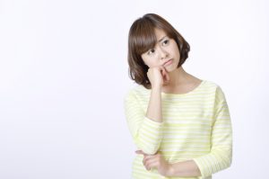 考える女性
