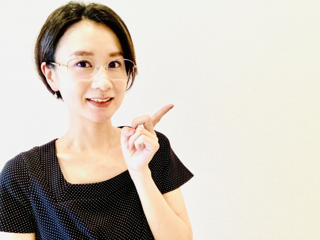 指さす女性