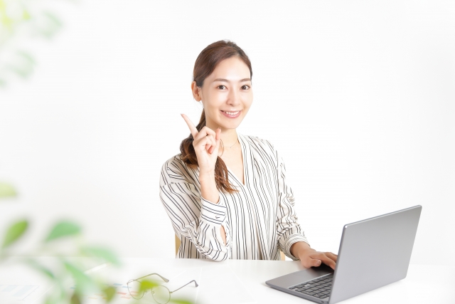 笑顔で指さす女性