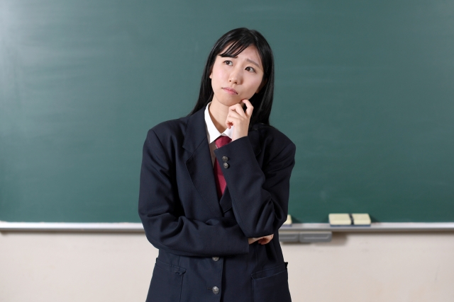 考える女学生