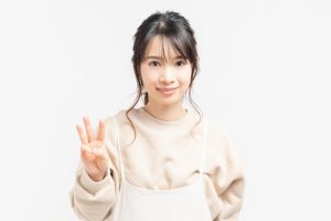 3を示す女性